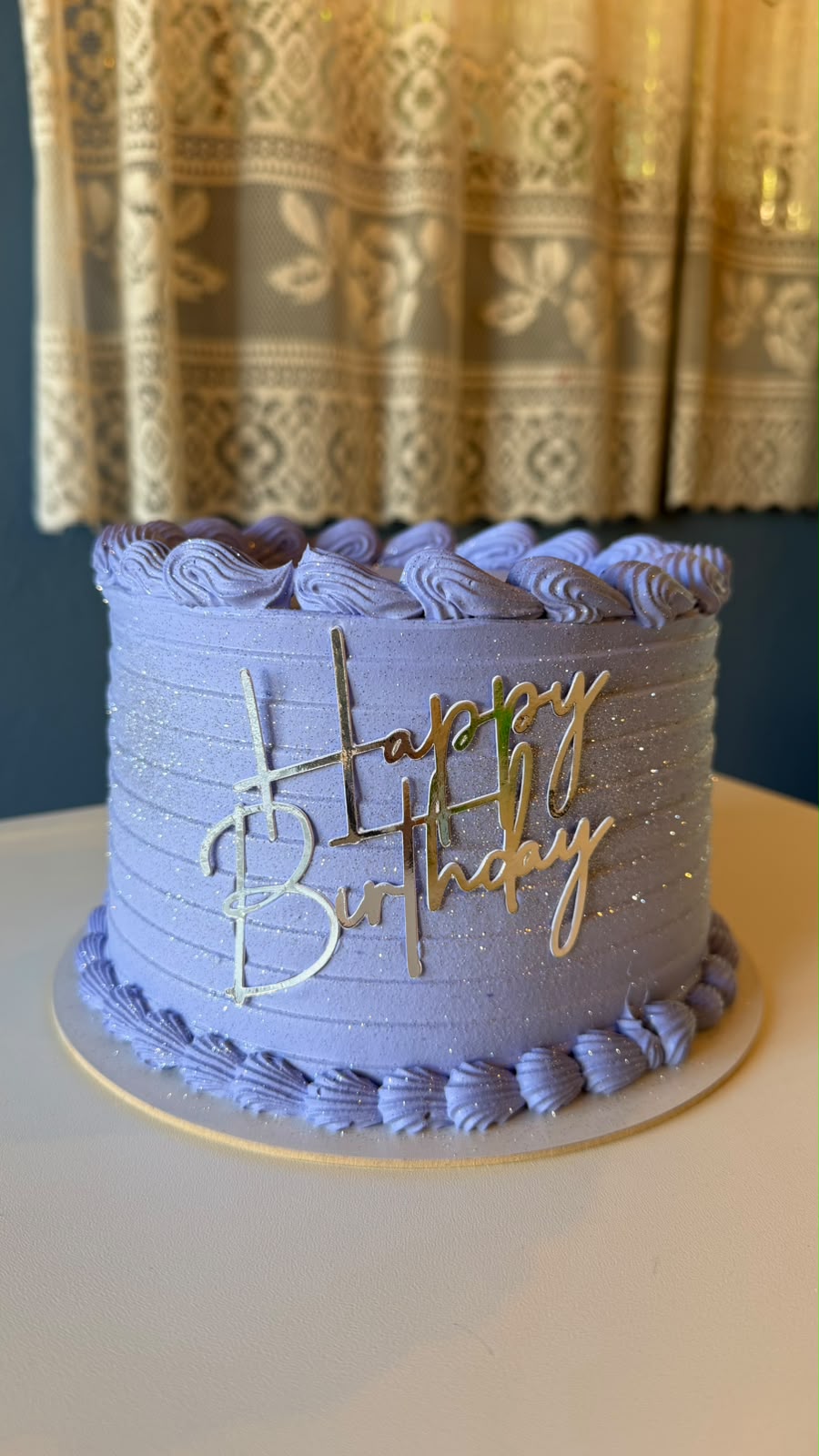 Bolo Lilás Happy Birthday